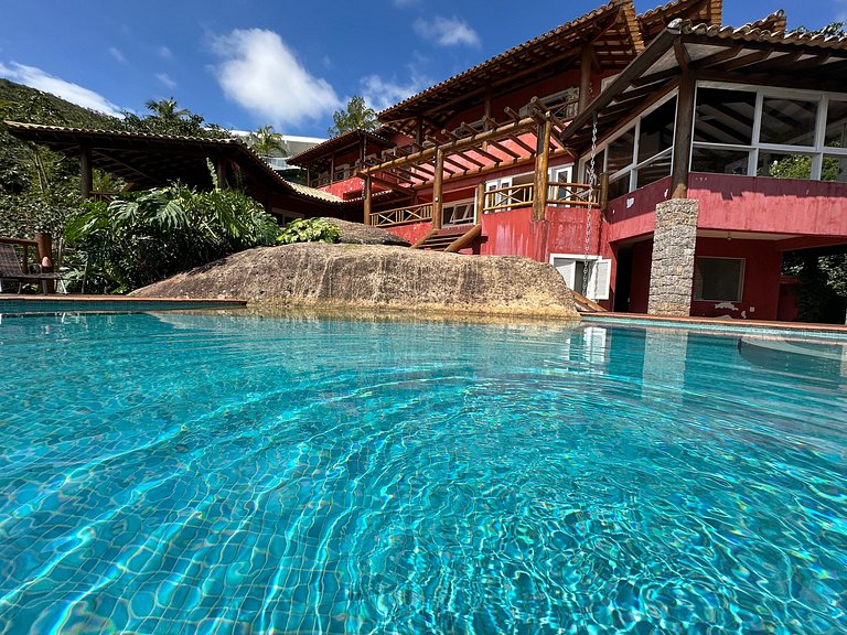 Condomínio perto da Vila, piscina e churrasqueira