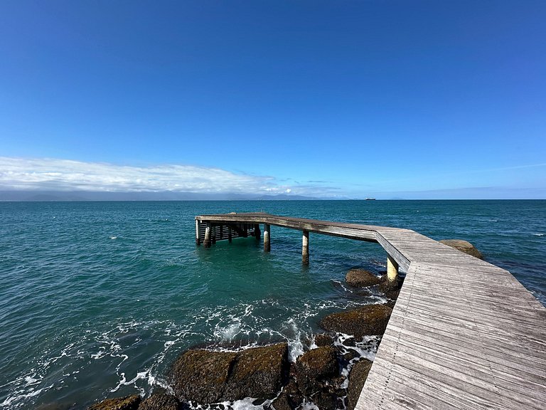 Costeira com píer, espaço gourmet e vista