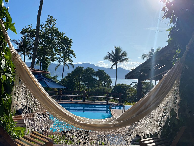 Excelente localização, piscina e vista para o mar