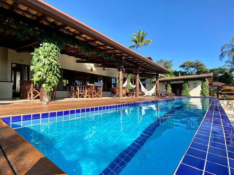 Excelente localização, piscina e vista para o mar