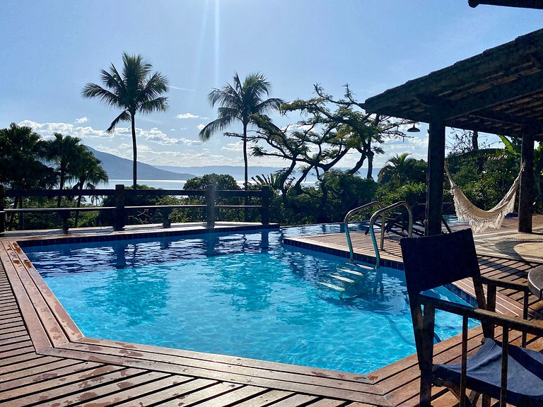 Excelente localização, piscina e vista para o mar