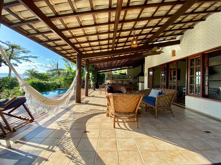 Excelente localização, piscina e vista para o mar