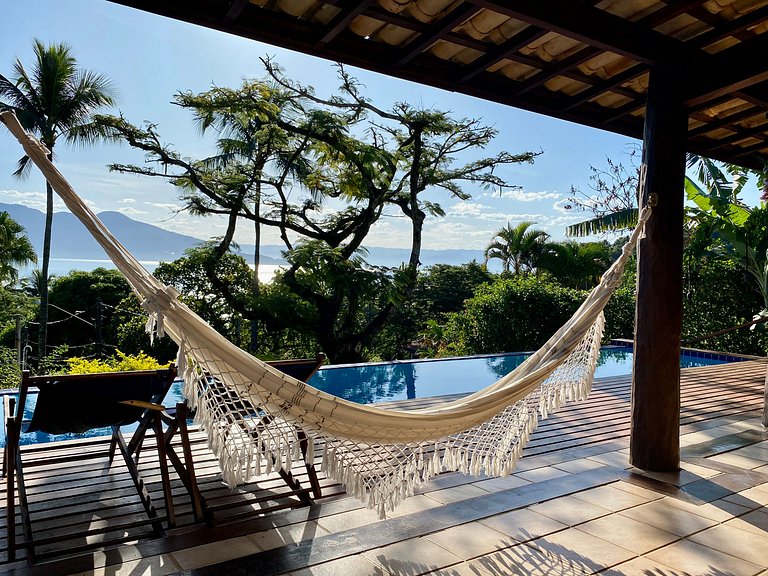 Excelente localização, piscina e vista para o mar