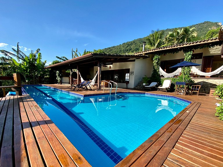 Excelente localização, piscina e vista para o mar