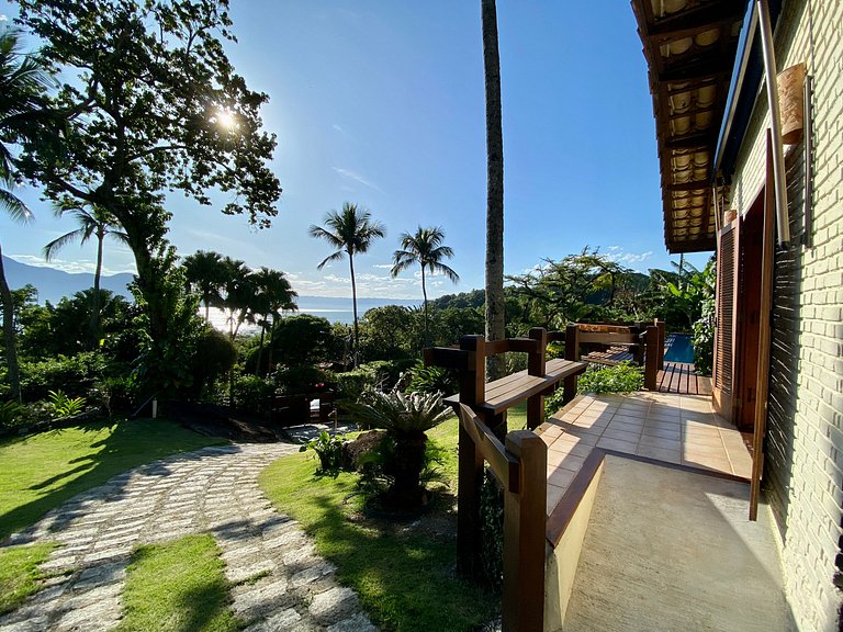 Excelente localização, piscina e vista para o mar