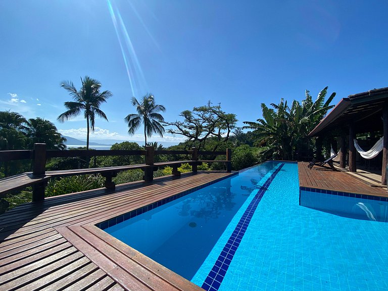 Excelente localização, piscina e vista para o mar