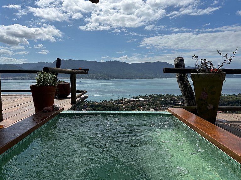 Jacuzzi aquecida e vista espetacular mar/montanha