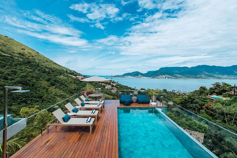 Luxo, piscina aquecida e vista a 5 minutos da Vila