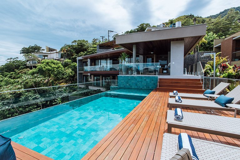 Luxo, piscina aquecida e vista a 5 minutos da Vila