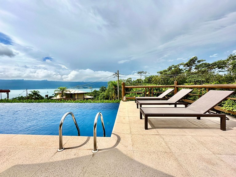 Luxo, piscina e vista para o mar