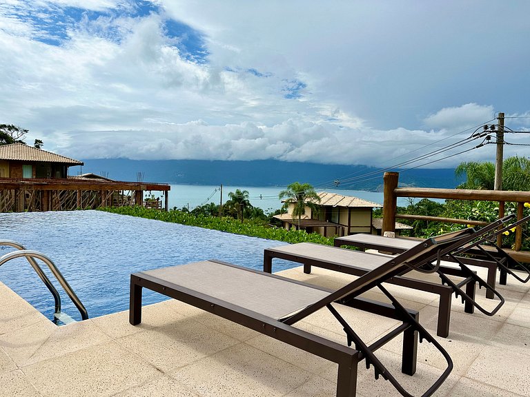 Luxo, piscina e vista para o mar