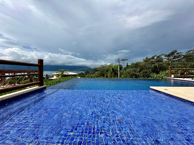 Luxo, piscina e vista para o mar