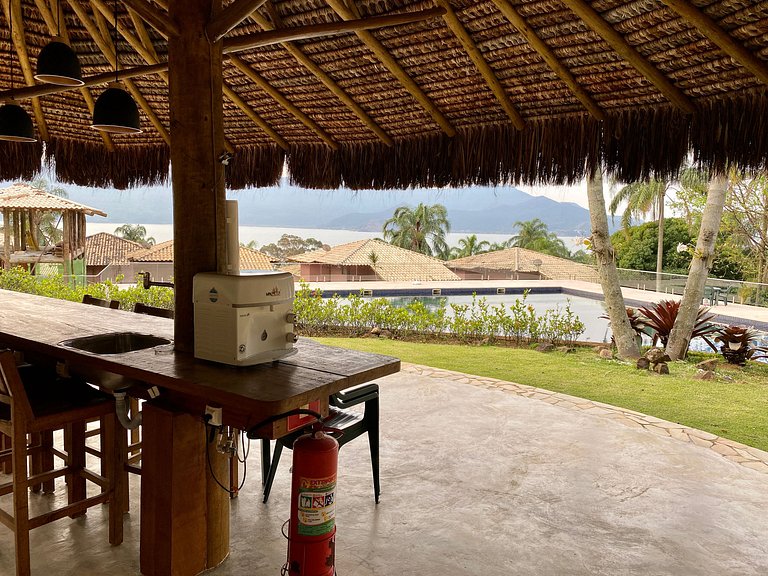 Luxo, piscina e vista para o mar