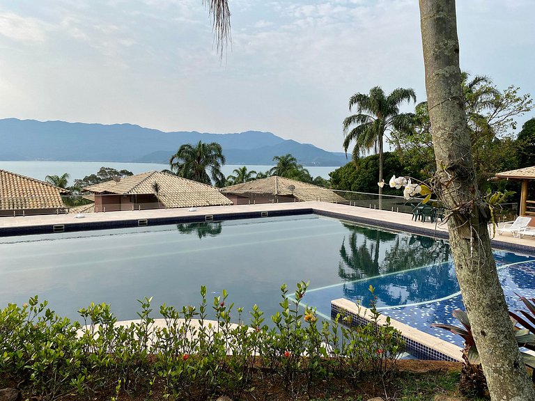 Luxo, piscina e vista para o mar