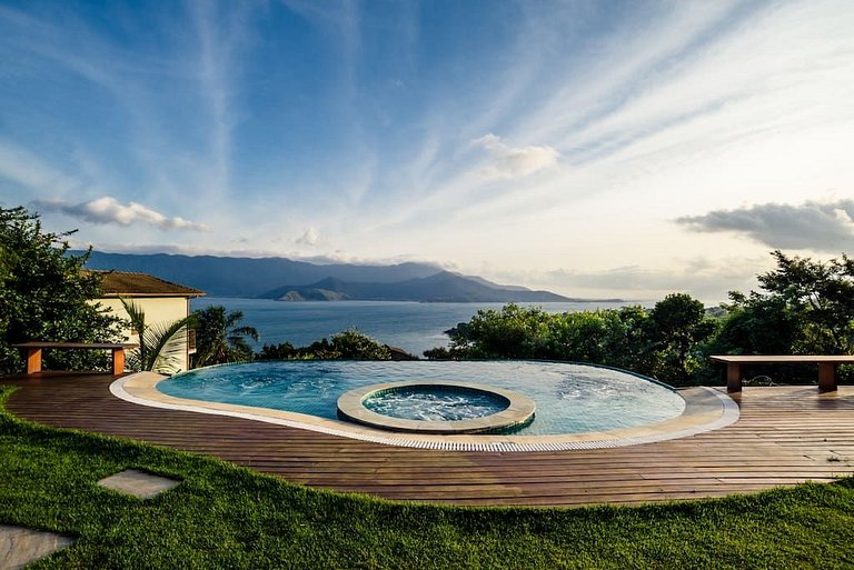 Piscina aquecida, borda infinita, vista para o mar