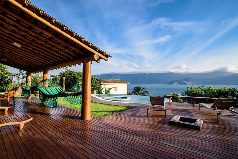 Piscina aquecida, borda infinita, vista para o mar