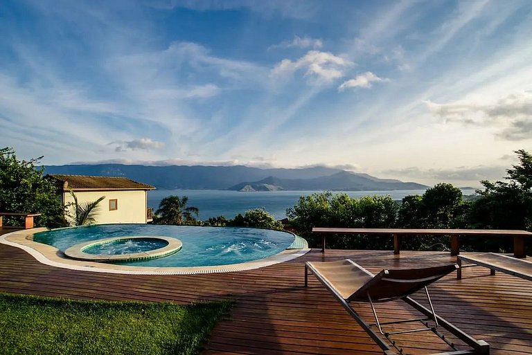 Piscina aquecida, borda infinita, vista para o mar