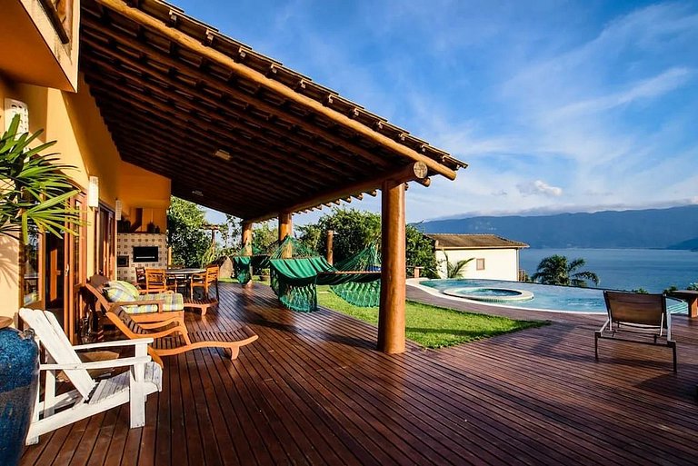 Piscina aquecida, borda infinita, vista para o mar