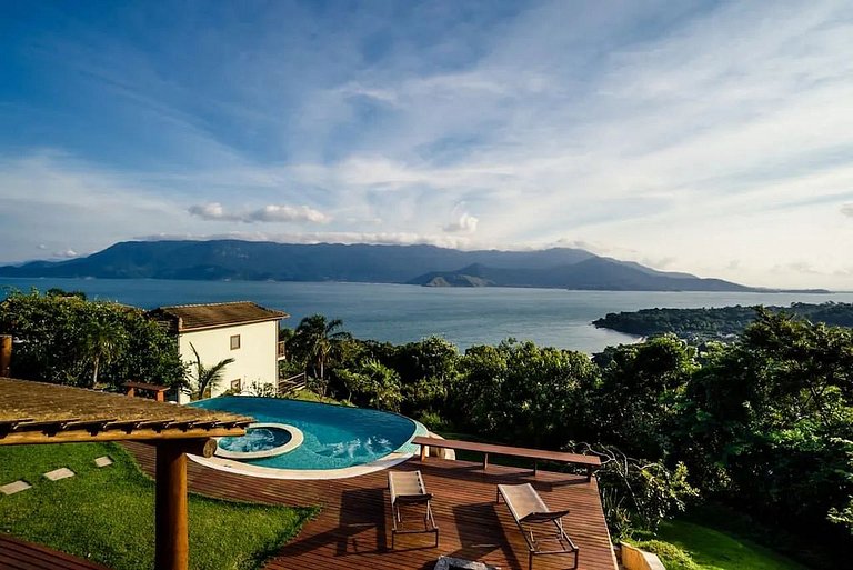 Piscina aquecida, borda infinita, vista para o mar