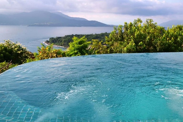 Piscina aquecida, borda infinita, vista para o mar