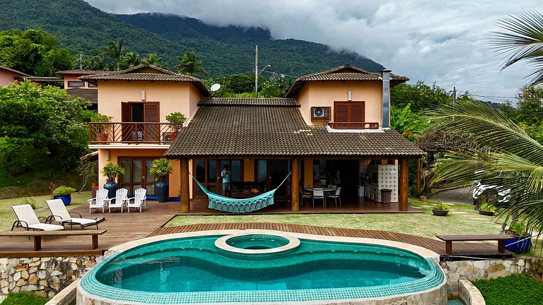 Piscina aquecida, borda infinita, vista para o mar