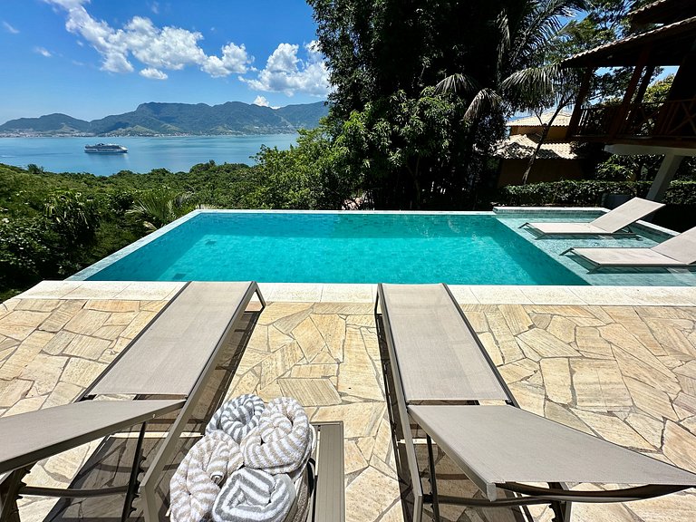 Piscina aquecida, churrasqueira e vista mar