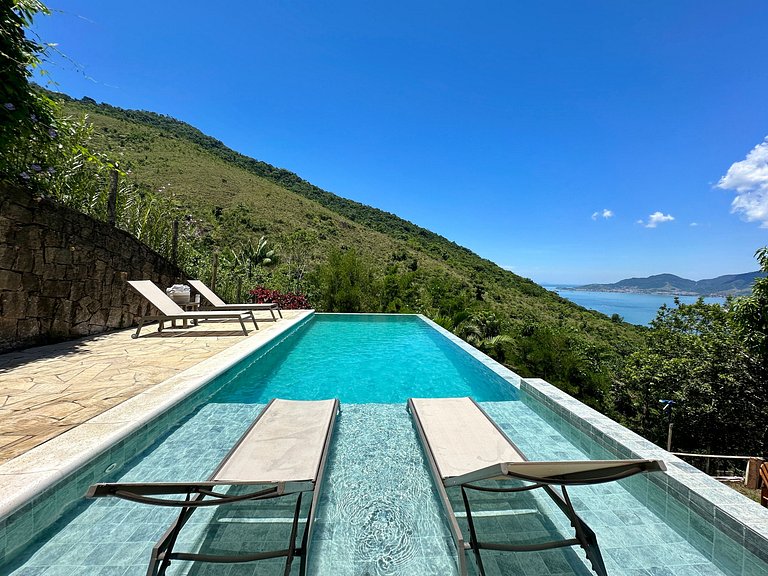 Piscina aquecida, churrasqueira e vista mar