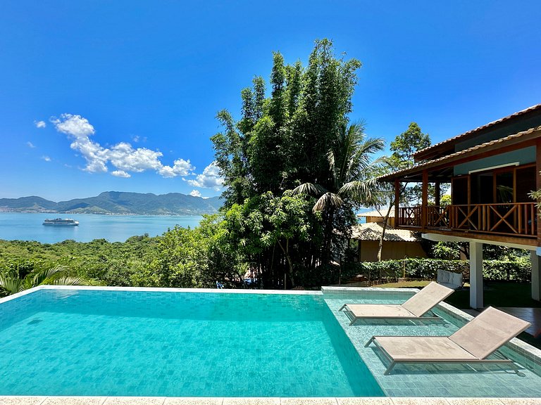 Piscina aquecida, churrasqueira e vista mar