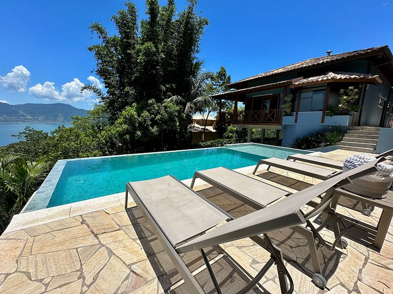 Piscina aquecida, churrasqueira e vista mar