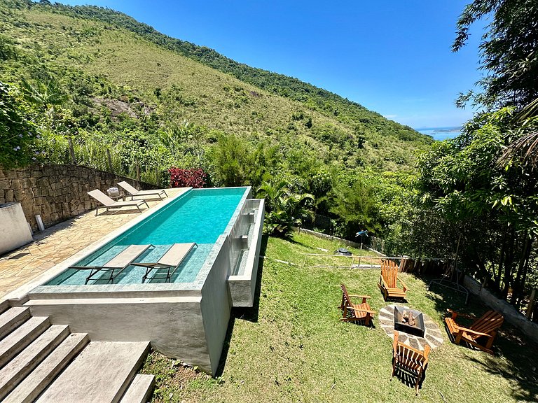 Piscina aquecida, churrasqueira e vista mar