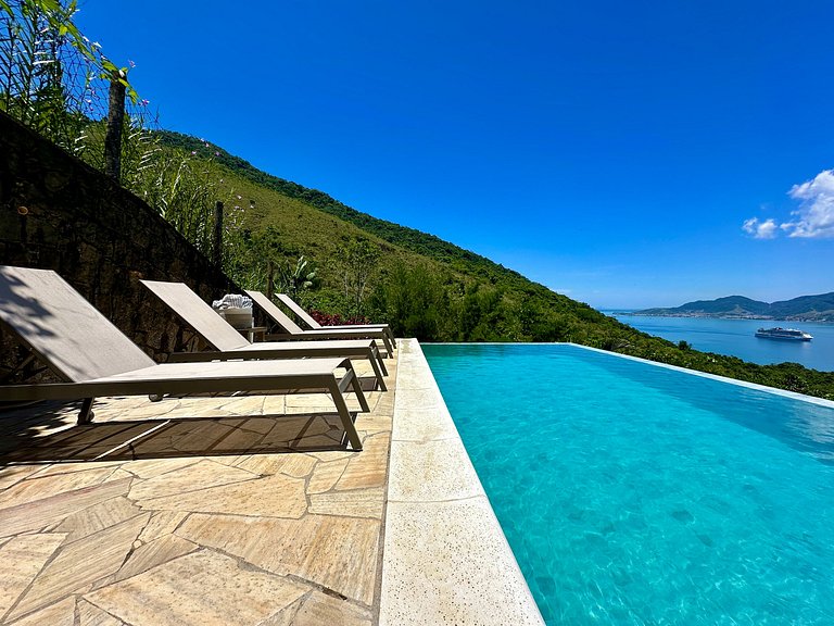 Piscina aquecida, churrasqueira e vista mar