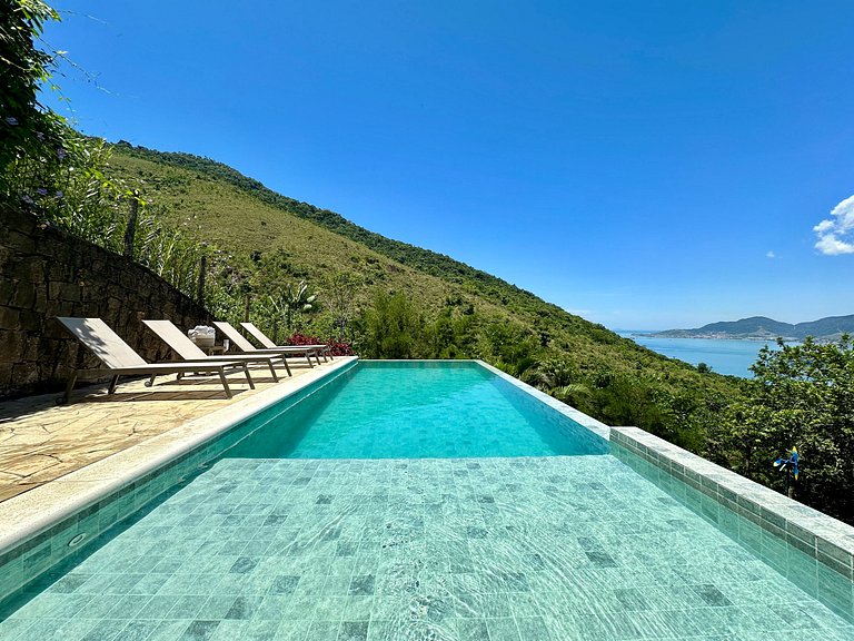 Piscina aquecida, churrasqueira e vista mar