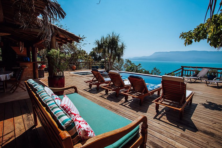 Piscina aquecida, jacuzzi e vista incrível!