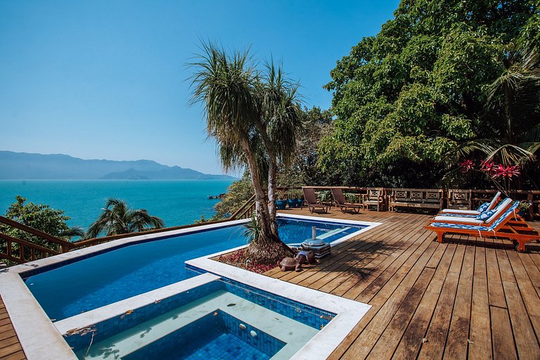 Piscina aquecida, jacuzzi e vista incrível!