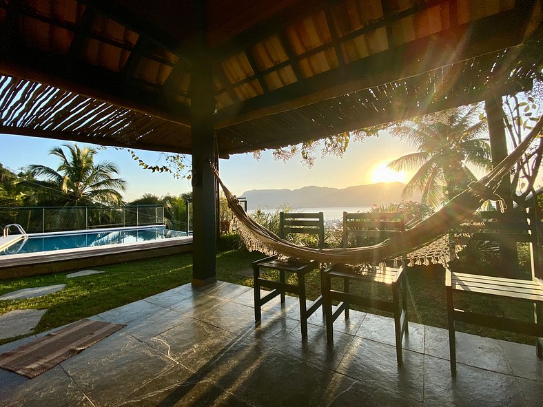 Piscina borda infinita e vista incrível para o mar