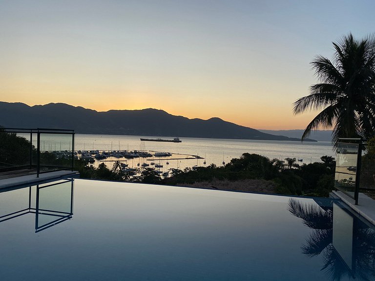 Piscina borda infinita e vista incrível para o mar