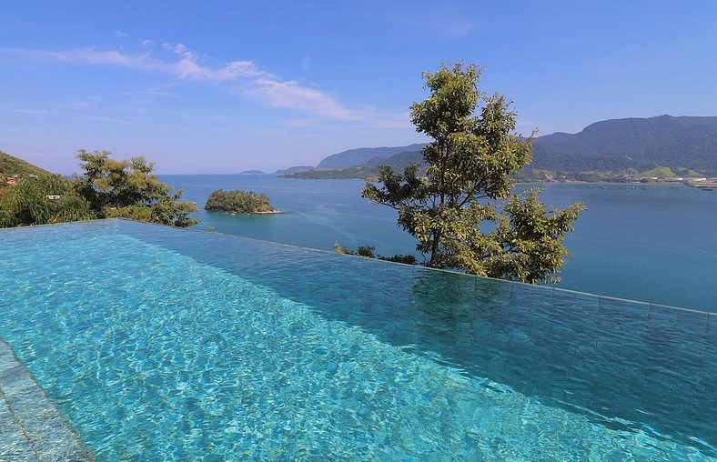 Piscina borda infinita, vista mar e conforto