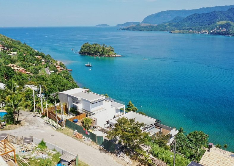 Piscina borda infinita, vista mar e conforto