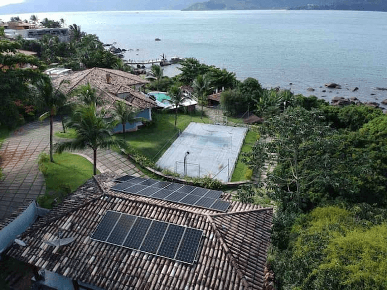 Praia privativa, piscina aquecida e muito conforto