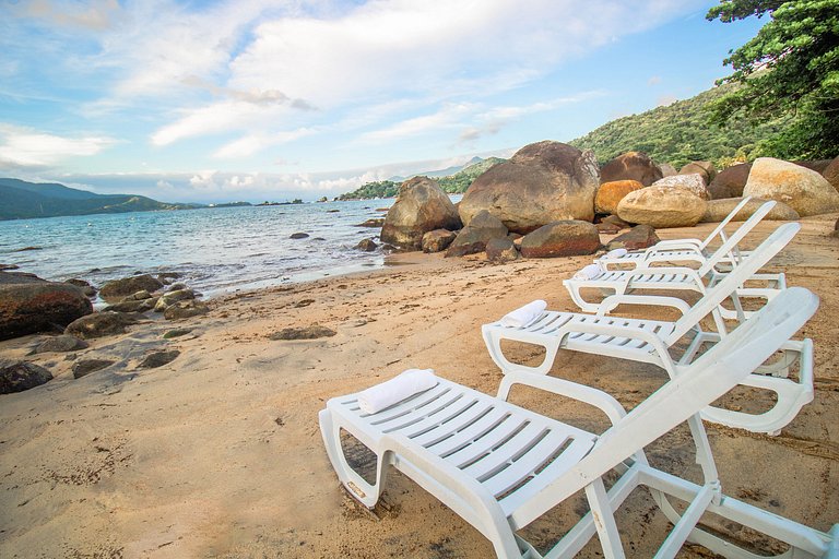 Praia privativa, piscina aquecida e muito conforto