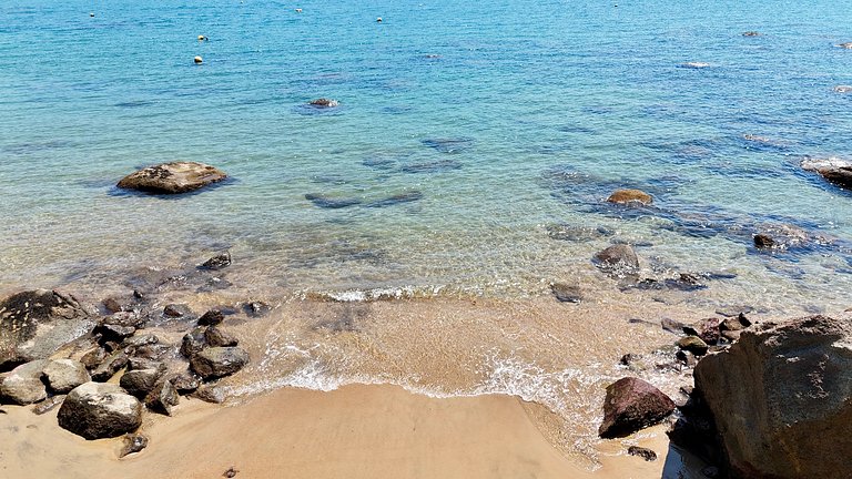 Praia privativa, piscina aquecida e muito conforto