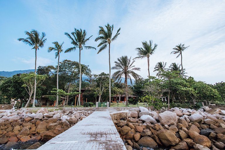 Refúgio paradisíaco, beira-mar na praia Feiticeira