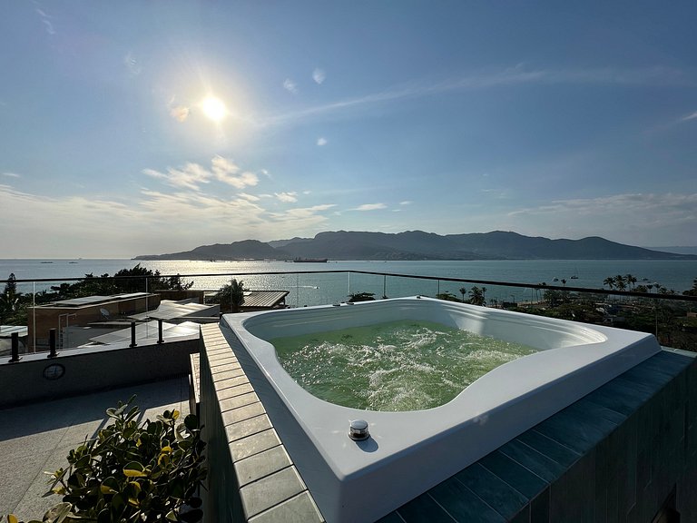 Rooftop com jacuzzi, piscina e vista a 100m praia