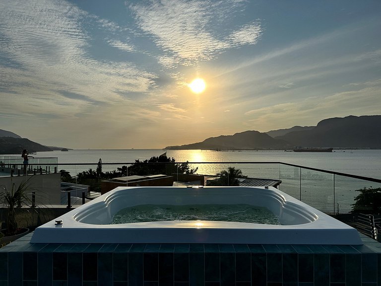 Rooftop com jacuzzi, piscina e vista a 100m praia