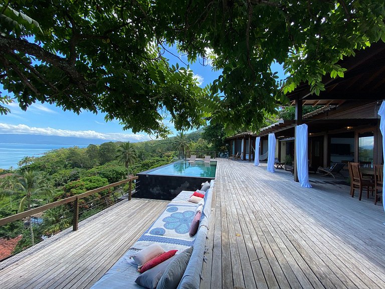 Vista magnífica e piscina de borda infinita